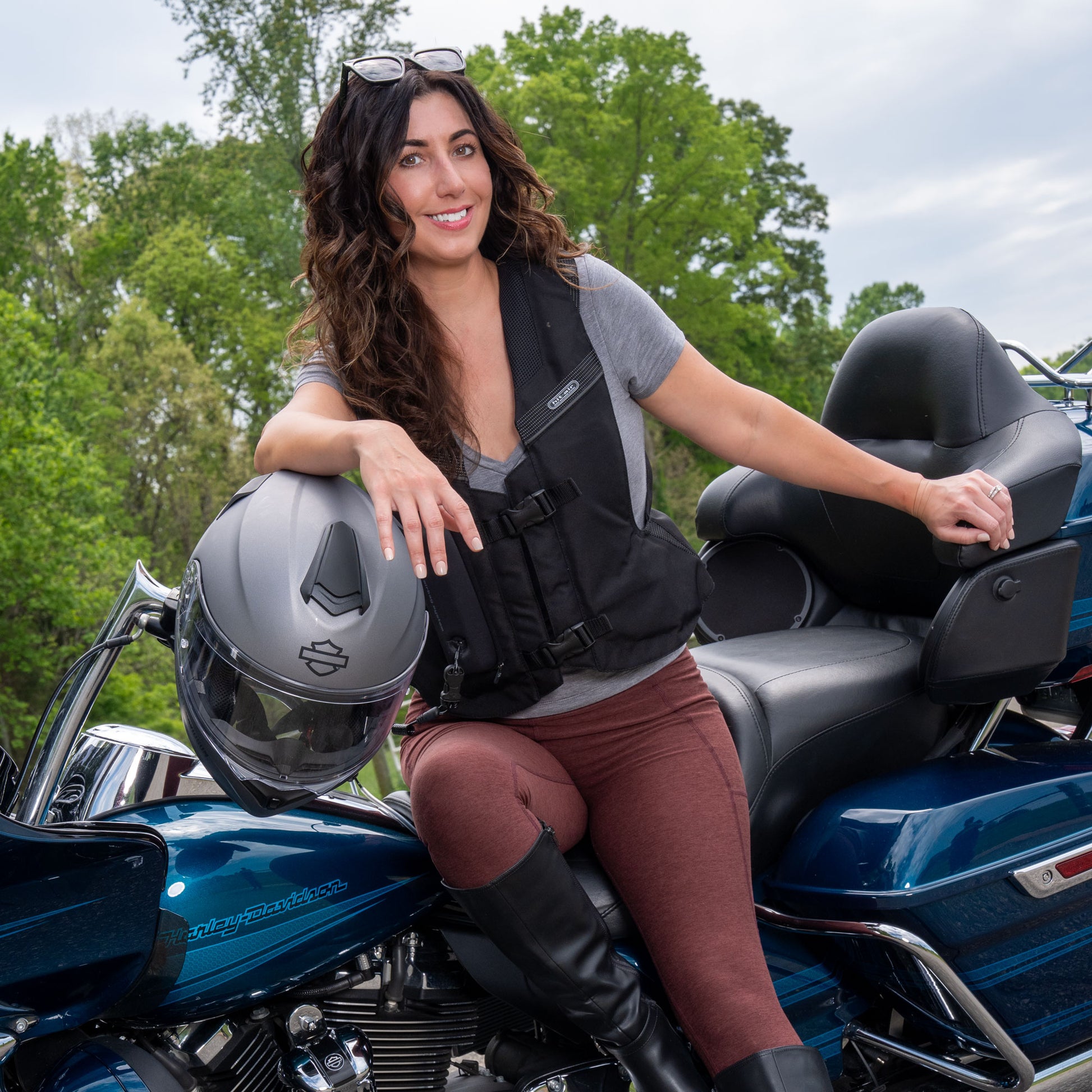 Motorcycle rider in the Hit Air MLV2 black airbag vest, designed for maximum protection.