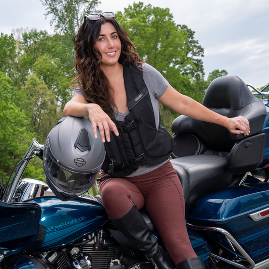 Motorcycle rider in the Hit Air MLV2 black airbag vest, designed for maximum protection.